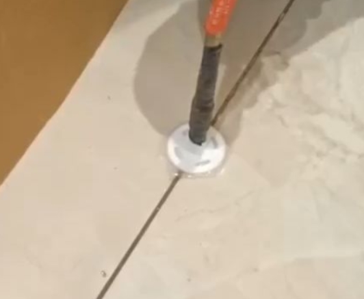 仁寿瓷砖空鼓维修公司专业解答瓷砖在铺贴过程中，如果没有涂抹均匀到位的粘结材料（如水泥砂浆或瓷砖胶），可能会导致以下问题
