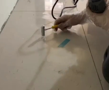 仁寿瓷砖开裂维修公司专业分享瓷砖在铺贴前如果没有沥干水分，将会导致以下问题