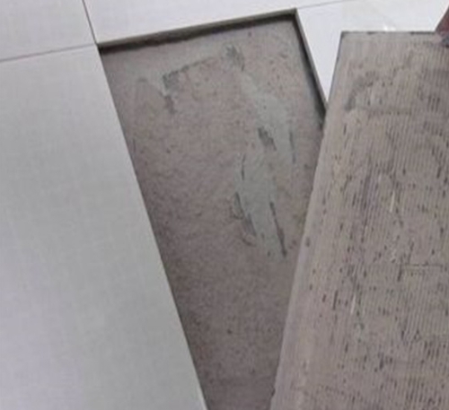 仁寿瓷砖空鼓维修公司分享瓷砖铺贴时如果打浆（即涂抹在瓷砖背面和基层上的砂浆或瓷砖胶）过少，会带来以下问题